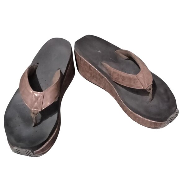 Volatile Womens Slip-On Wedge Thong Sandals Size 7 Brown Leather EVA Insole Comf - Picture 2 of 9
